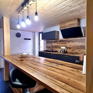  Hébergement de vacances Charmante Maison De Bourg, Dans Les Hauteurs Auvergnate ! France